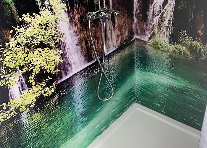 Bee Happy مكان تخييم Podlehnik